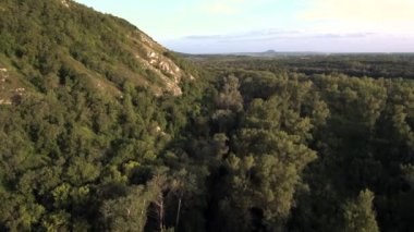Bir yaz günü Shikhan Kushtau adlı kireçtaşından oluşan antik deniz resifinden geriye kalanlar. Bashkiria 'nın ana nehri, Belaya. Hava görünümü.