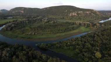 Bir yaz günü Shikhan Kushtau adlı kireçtaşından oluşan antik deniz resifinden geriye kalanlar. Bashkiria 'nın ana nehri, Belaya. Hava görünümü.