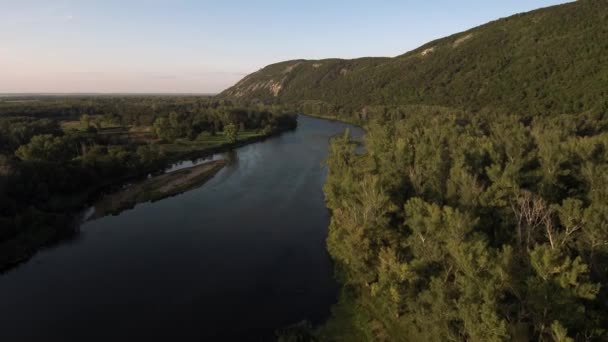 Pozostalosc Rafy Starozytnego Morza Skladajacego Sie Wapienia Shikhan Kushtau Letnim — Wideo stockowe