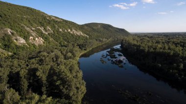 Bir yaz günü Shikhan Kushtau adlı kireçtaşından oluşan antik deniz resifinden geriye kalanlar. Belaya Nehri 'nin taşkın ovası, Bashkortostan' ın ana nehri. Hava görünümü.