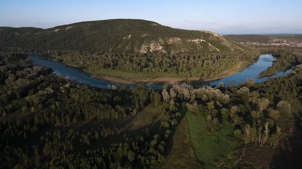 Bir yaz günü Shikhan Kushtau adlı kireçtaşından oluşan antik deniz resifinden geriye kalanlar. Belaya Nehri 'nin taşkın ovası, Bashkortostan' ın ana nehri. Hava görünümü.