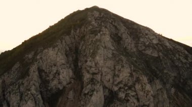 Kireç taşı Shikhan Yuraktau 'dan oluşan antik deniz resifinin kalıntıları. Belaya Nehri 'nin taşkın ovasında Kızılderili yazı. Hava görünümü.