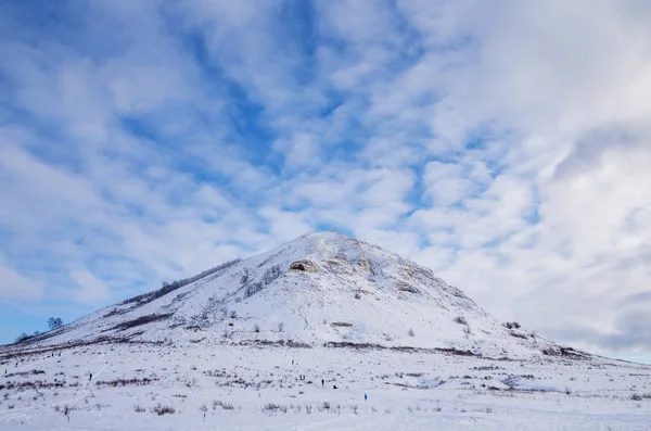 Eski denizlerin resifleri Shikhan Toratau 'nun kışın kalıntıları..