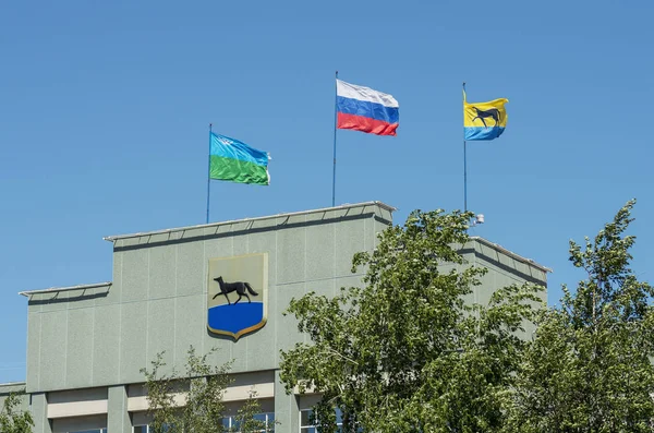 Surgut Belediye Meclisi Binası Surgut Bayrağı Arması — Stok fotoğraf