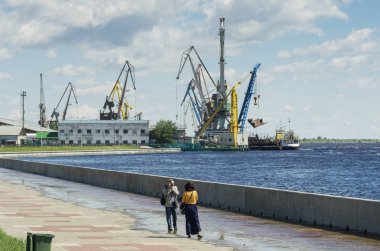 Surgut, nehir limanı. Liman turnaları.