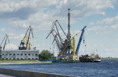 Surgut, nehir limanı. Liman turnaları.
