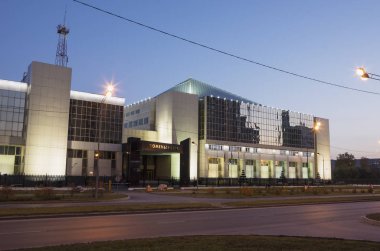 Geceleri surgut. Tyumenenergo binasının görüntüsü.