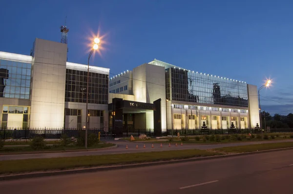 Geceleri surgut. Tyumenenergo binasının görüntüsü.