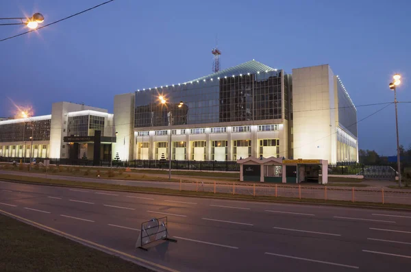 Surgut Por Noche Vista Del Edificio Tyumenenergo — Foto de Stock