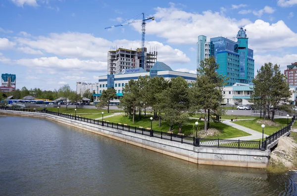 Surgut Utsikt Över Huvudkontoret För Gazprom Företaget Square Framför Byggnaden — Stockfoto