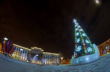   Kış Surgut. Noel süslemesinde belediye meclisi binası.