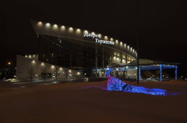   Kış Surgut. Noel süslemesinde düğün sarayı.
