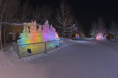 Kış Surgut. Yılbaşı ağacı ve buz heykelleri 