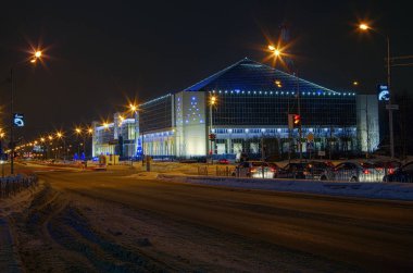   Geceleri surgut. Tyumenenergo binasının görüntüsü.