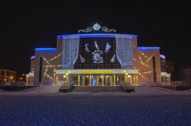   Kış Surgut. Noel dekorasyonunda Surgut Filarmoni.