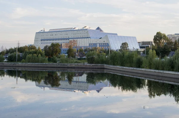 Cesaret. Surgut Devlet Üniversitesi binası..