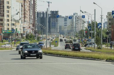 Cesaret. Şehir manzaralı. Yeni binalar ve trafik.
