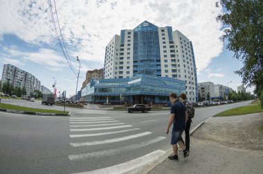 Cesaret. Şehir manzaralı. Lenin caddesindeki ofis binası..