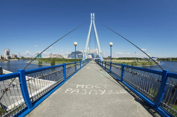 Cesaret. Şehir manzaralı. Surgut Devlet Üniversitesi Köprüsü.