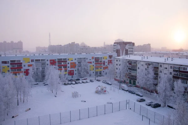Kışın surgut. Şehir manzaralı. Tipik Sovyet binaları. Kutup Günü.