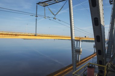 Surgut bölgesindeki Ob nehri üzerindeki otomobil köprüsünün tren penceresinden görüntüsü.