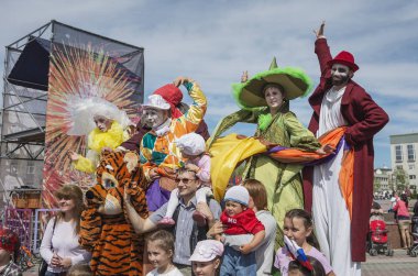 Surgut şehrinin onuruna düzenlenen bir tatilde palyaço gösterisi..