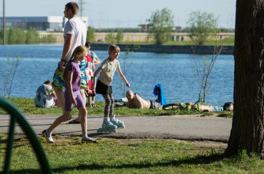 Surgut Şehri. Saimaa Parkı. Parkta yürüyen çocuklar.