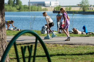 Surgut Şehri. Saimaa Parkı. Parkta yürüyen çocuklar.
