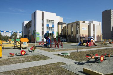 Anaokulunun önündeki çocuk parkı..