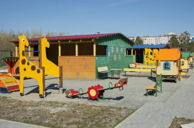 Anaokulunun önündeki çocuk parkı..