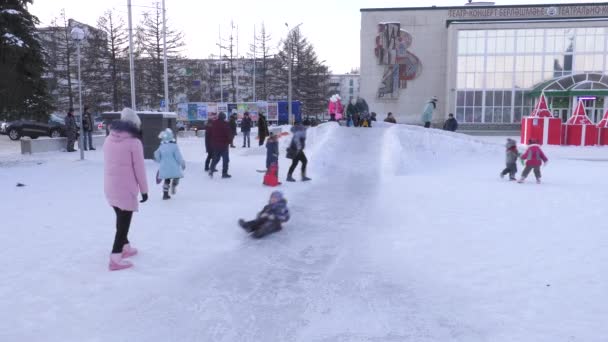 Children Ride Ice Slide Town Square — ストック動画