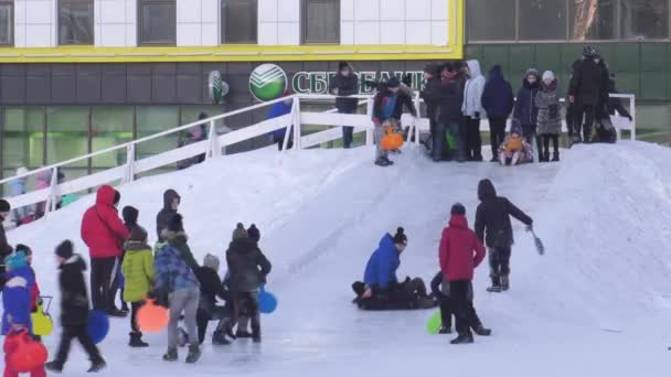 Children Ride Ice Slide Town Square — ストック動画