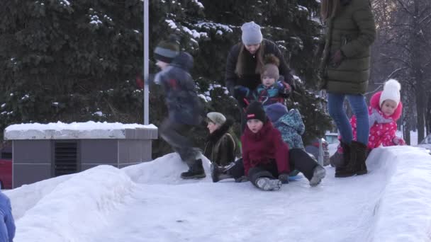 Children Ride Ice Slide Town Square — ストック動画