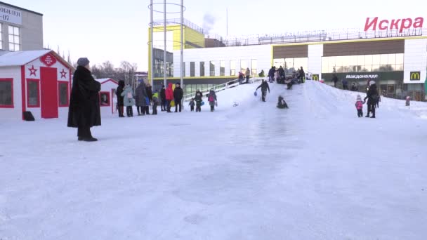 Children Ride Ice Slide Town Square — 图库视频影像