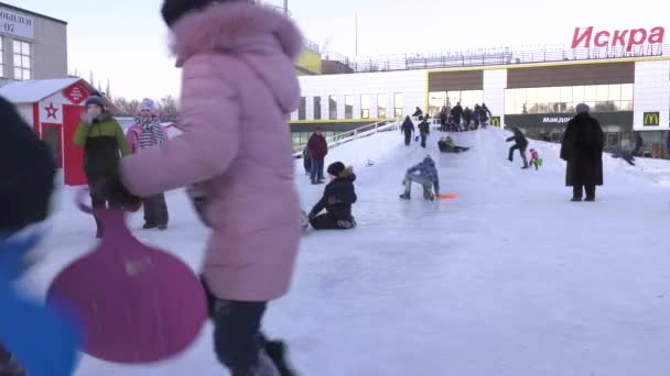 Çocuklar Kasaba Meydanında Buz Kaydırağına Biniyorlar — Stok video