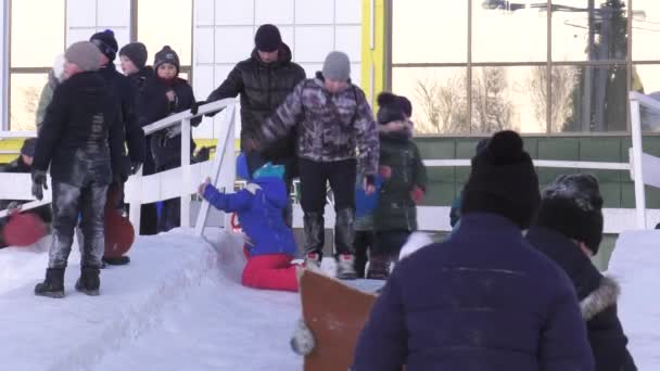 Діти Катаються Льодовій Гірці Площі Міста — стокове відео