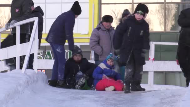 Children Ride Ice Slide Town Square — 图库视频影像