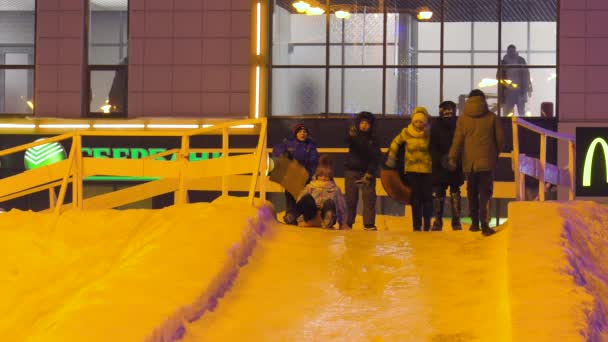 Les Enfants Roulent Sur Toboggan Sur Place Ville — Video