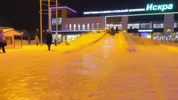 Children Ride Ice Slide Town Square — ストック動画