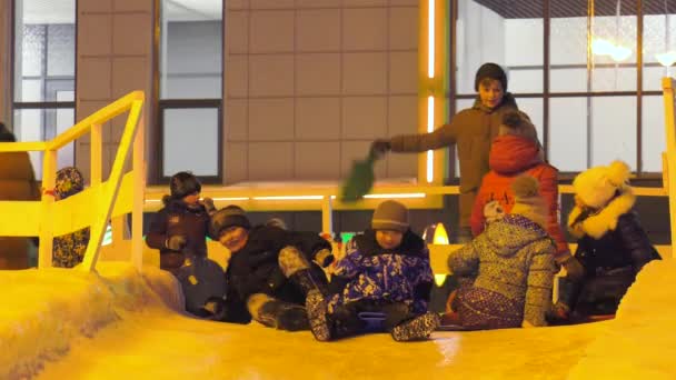 Les Enfants Roulent Sur Toboggan Sur Place Ville — Video