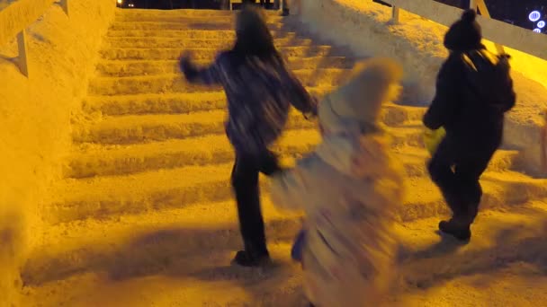 Bambini Cavalcano Uno Scivolo Ghiaccio Nella Piazza Della Città — Video Stock