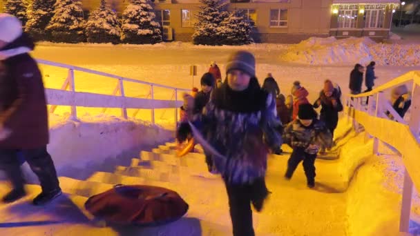 Çocuklar Kasaba Meydanında Buz Kaydırağına Biniyorlar — Stok video