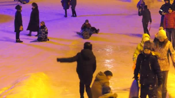 Діти Катаються Льодовій Гірці Площі Міста — стокове відео