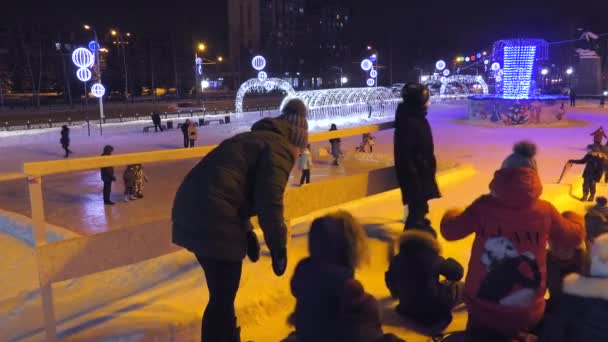 Les Enfants Roulent Sur Toboggan Sur Place Ville — Video