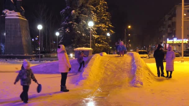 Kinderen Rijden Een Glijbaan Het Dorpsplein — Stockvideo