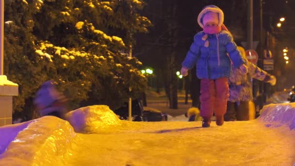 Children Ride Ice Slide Town Square — ストック動画