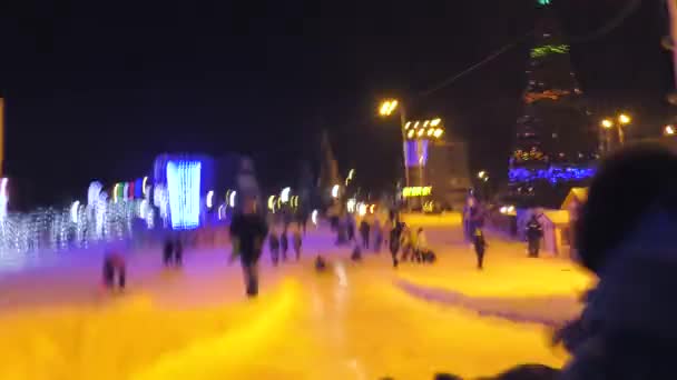 Niños Montan Tobogán Hielo Plaza Del Pueblo — Vídeo de stock