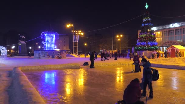 Les Enfants Montent Sur Une Patinoire — Video