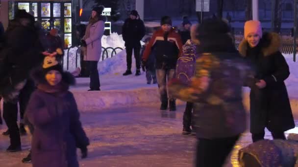 Çocuklar Buz Pateni Pistinde — Stok video