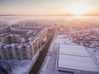 Sterlitamak. Kışın endüstriyel bir şehir. Şehrin üzerinde sis var..
